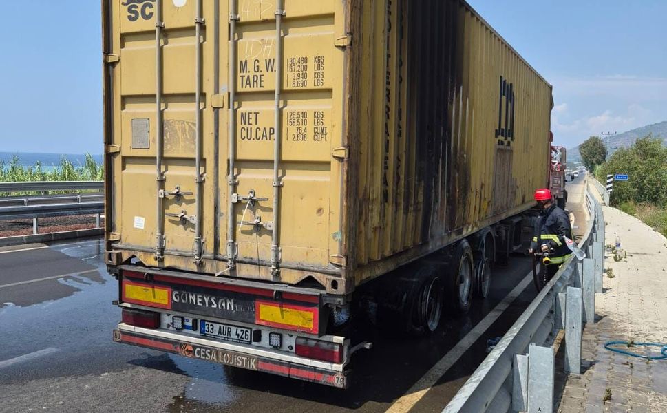 Alanya'da kömür yüklü TIR'ın lastiği alev aldı