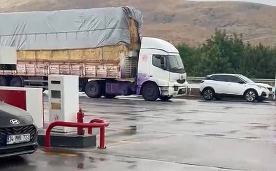 Antalya'da boya yüklü TIR devrildi, yoldan geçen araçlar mora boyandı