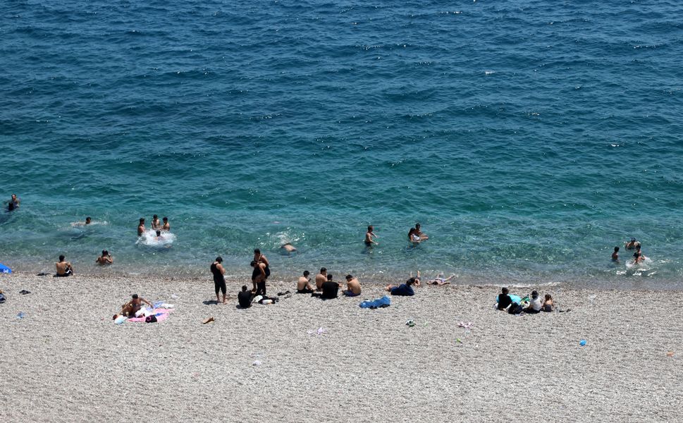 Antalya'da hissedilen sıcaklık 40 dereceyi gördü, sahiller doldu