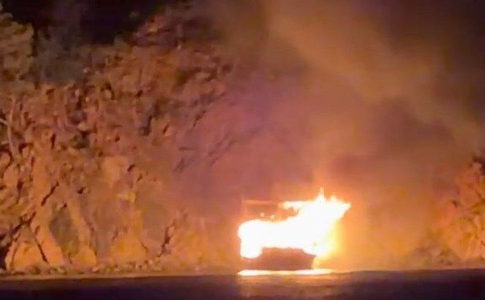 Antalya'da koyda demirli tur teknesi yandı