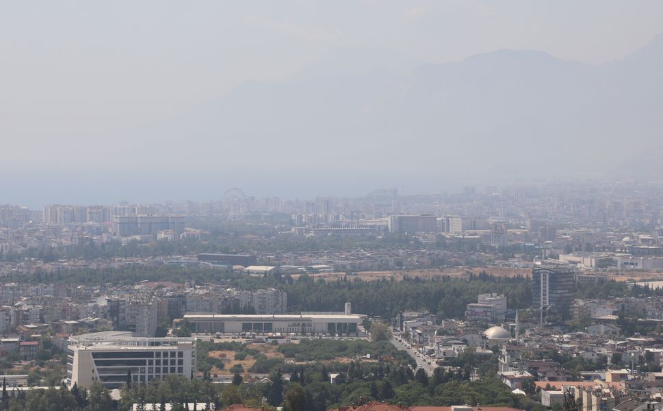 Antalya'da nem bulutları kenti kapladı