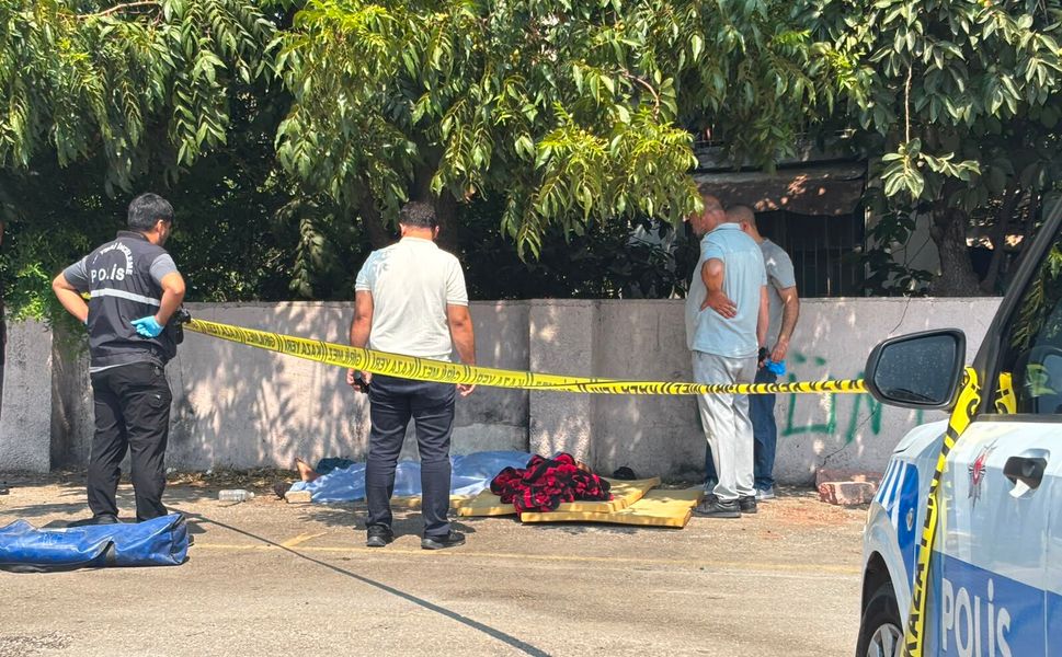 Antalya'da pazarda yarı çıplak ölü bulundu