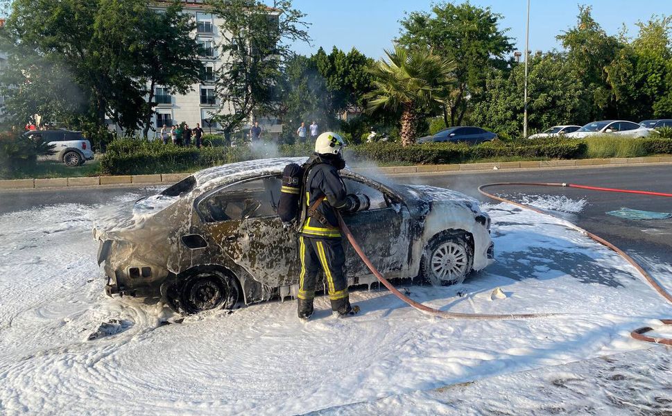 Antalya'da seyir halindeyken otomobil yandı