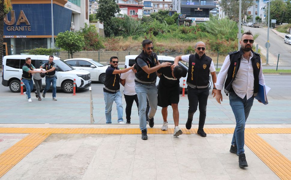 Döviz bürosu soygununda gözaltına alınan 3 şüpheli adliyede