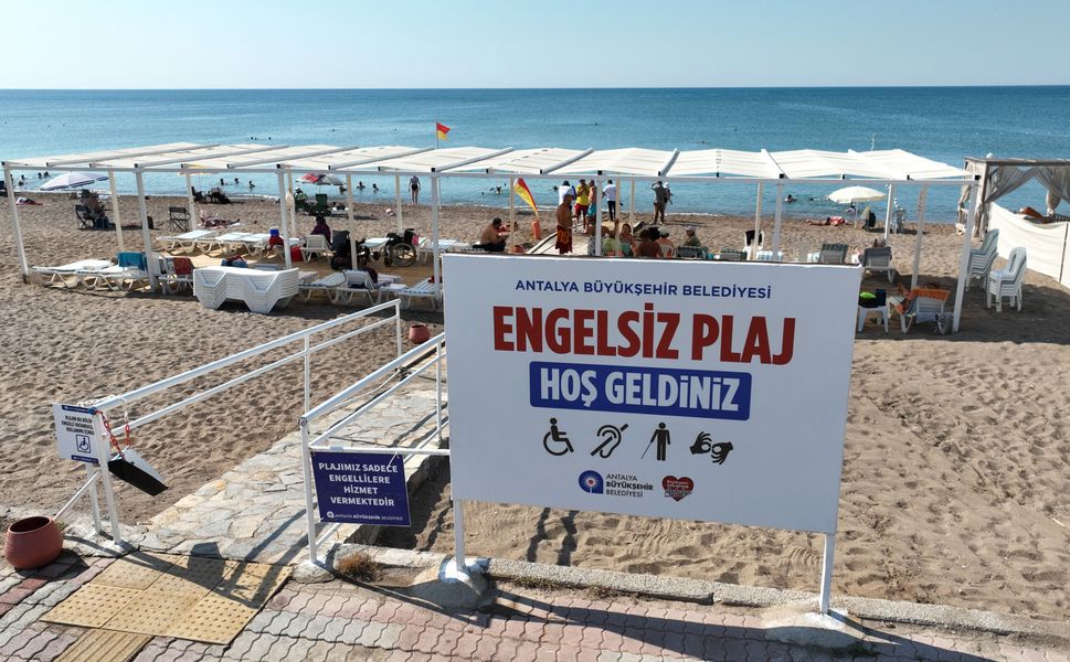 Engelsiz plajda denize kolay ulaşım