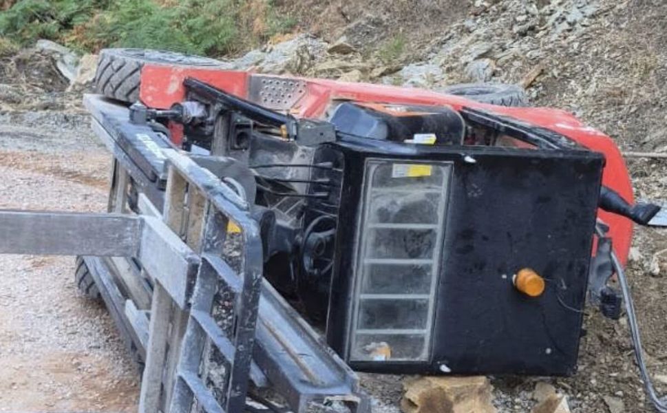 Gazipaşa'da devrilen forkliftin altında kalıp, yaralandı