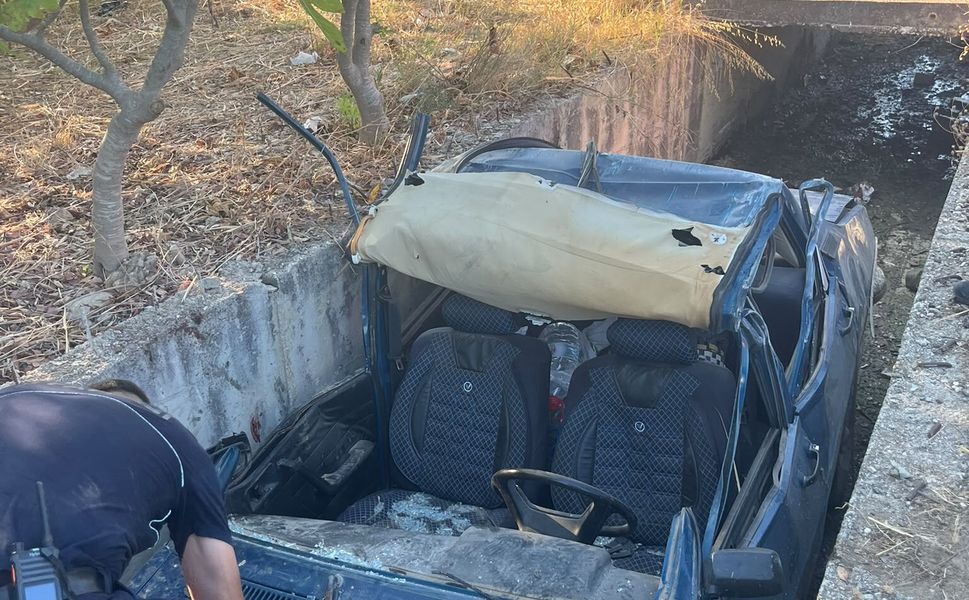 Sulama kanalına düşen otomobilin sürücüsü yaralandı