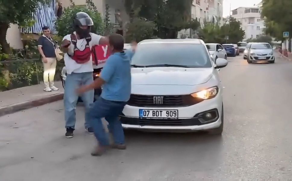 Yol verme tartışmasında motokurye, otomobil sürücüsünü kaputa yatırıp defalarca yumrukladı