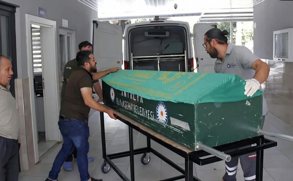 Babasının kullandığı minibüsün altında kalan çocuk toprağa verildi