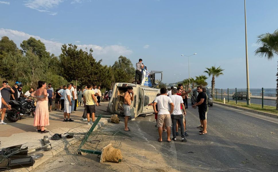 Bisikletliye çarpmamak için manevra yapan araç devrildi: 2 yaralı