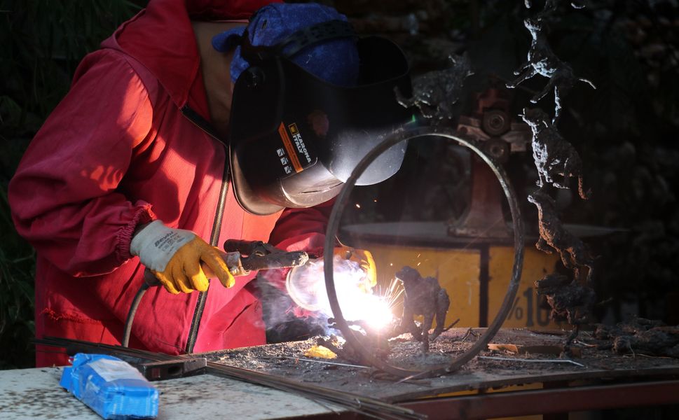 Elektrik kaynağıyla heykel yapıyor