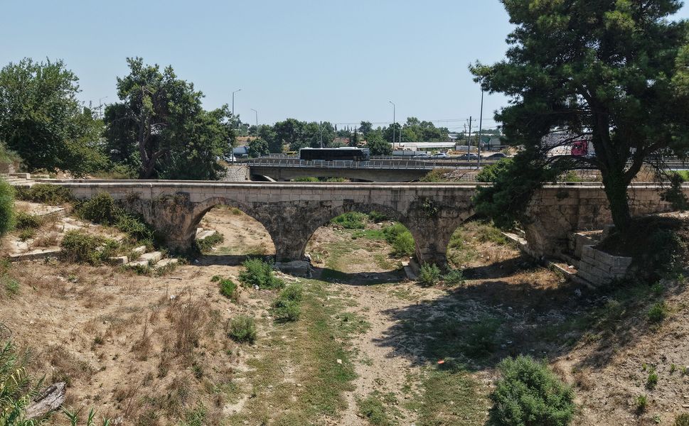 İki medeniyetin izini taşıyan 800 yıllık köprü
