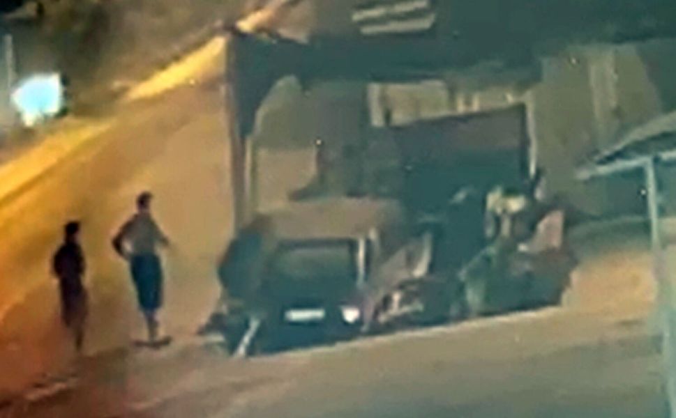 İş yerine giren otomobil çekiciyle götürüldü, dükkan sahibi sabah fark etti