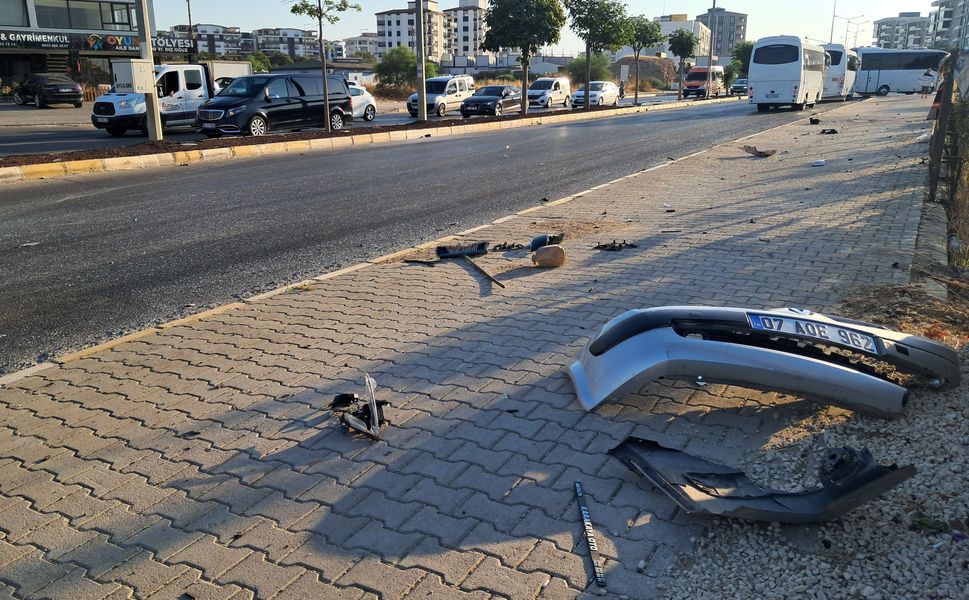 Kavşakta iki otomobil çarpıştı: 2 ölü, 3 yaralı