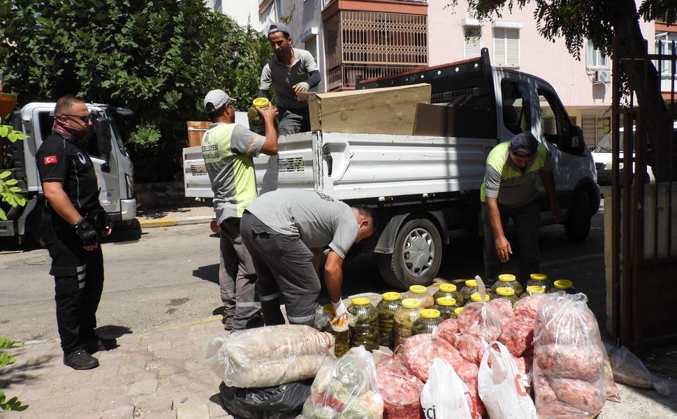 Antalya'da gıda deposuna denetim: 152 kilo et ve 20 bidon turşuya el konuldu