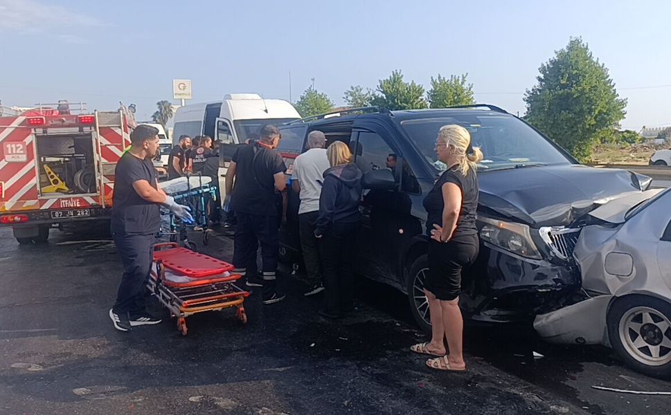 Manavgat'ta 6 araç zincirleme kazaya karıştı; 17 yaralı