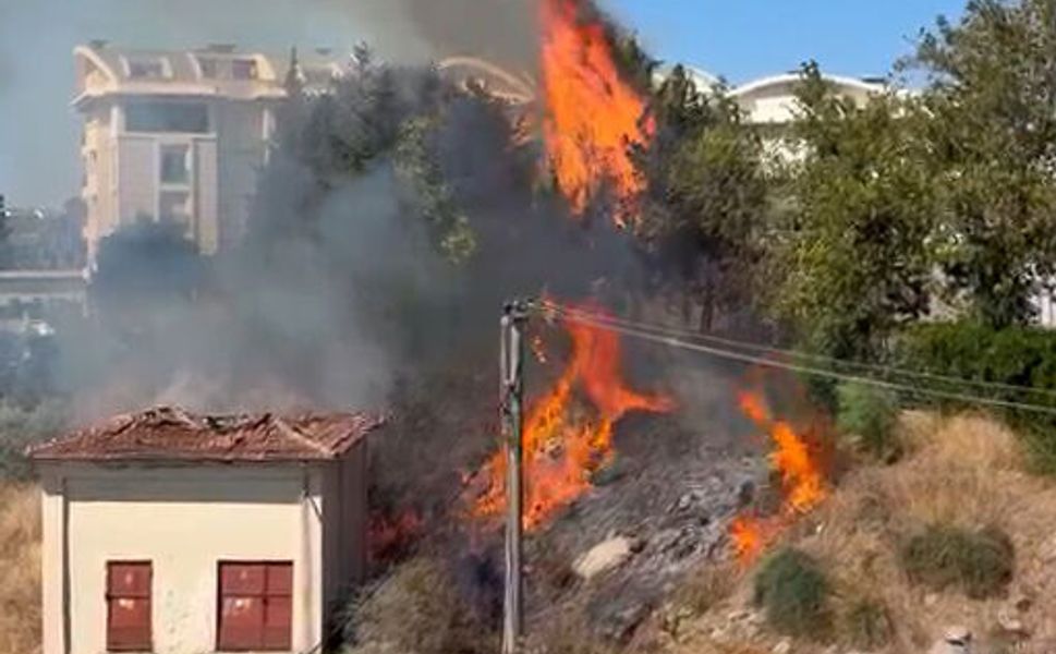 Manavgat'ta elektrik trafosu yangına neden oldu