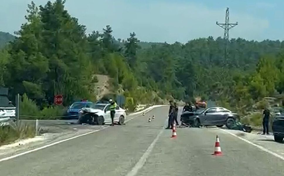 Manavgat'ta iki otomobil çarpıştı: 1 ölü, 2 yaralı