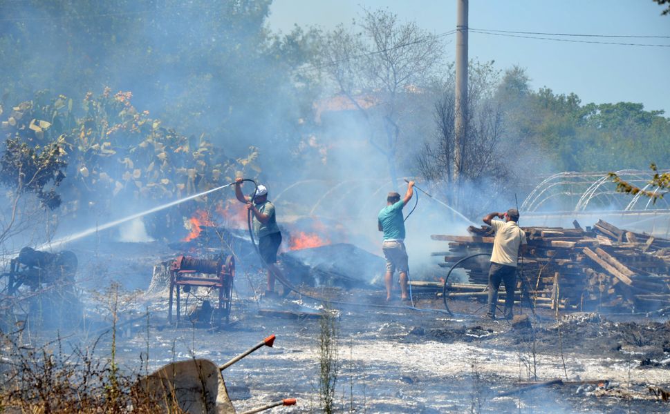 Antalya Serik'te otluk alandaki yangın büyümeden söndürüldü