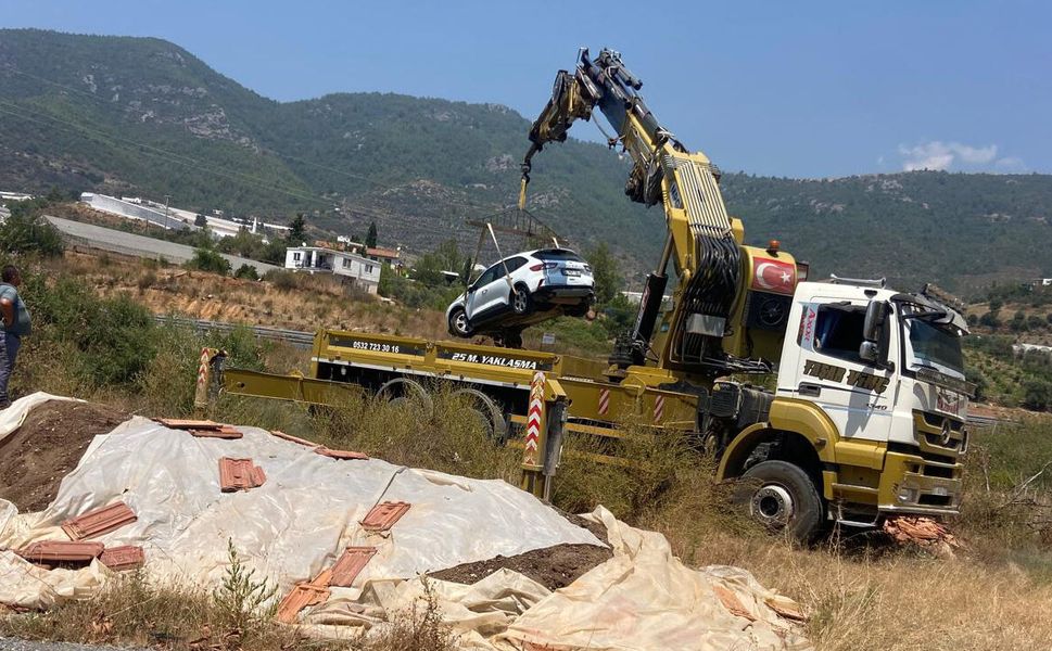 Gazipaşa'da otomobil dere yatağına uçtu