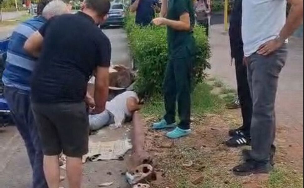 Otomobil ile elektrikli bisiklet çarpıştı: 1'i ağır, 2 yaralı