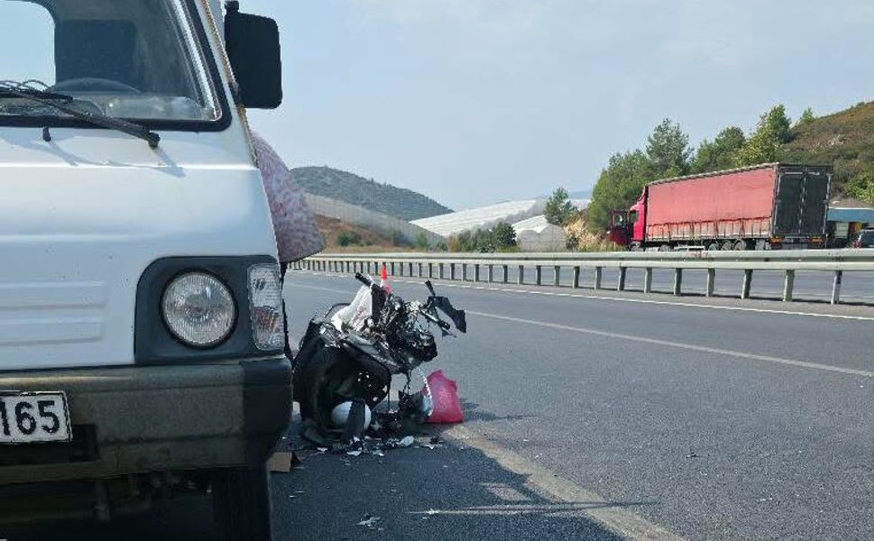 Alanya'da kamyonete çarpan motosiklet sürücüsü yaralandı