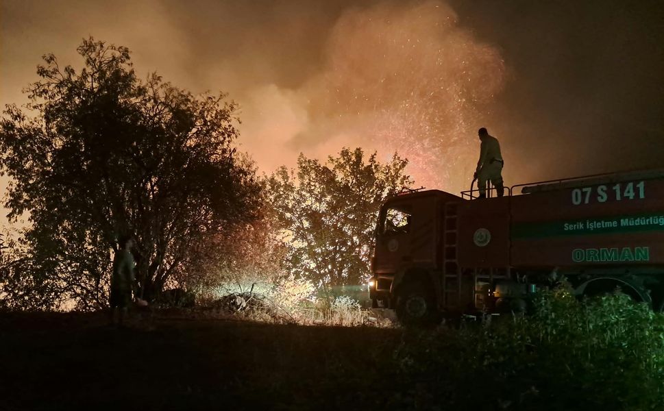 Antalya Serik'te otluk yangın rüzgarın etkisiyle büyüdü