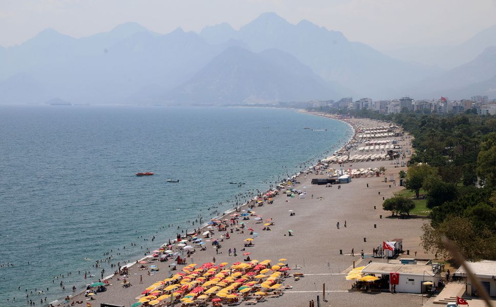 Antalya'da hissedilen sıcaklık 39 derece: Tatilciler sahilleri doldurdu