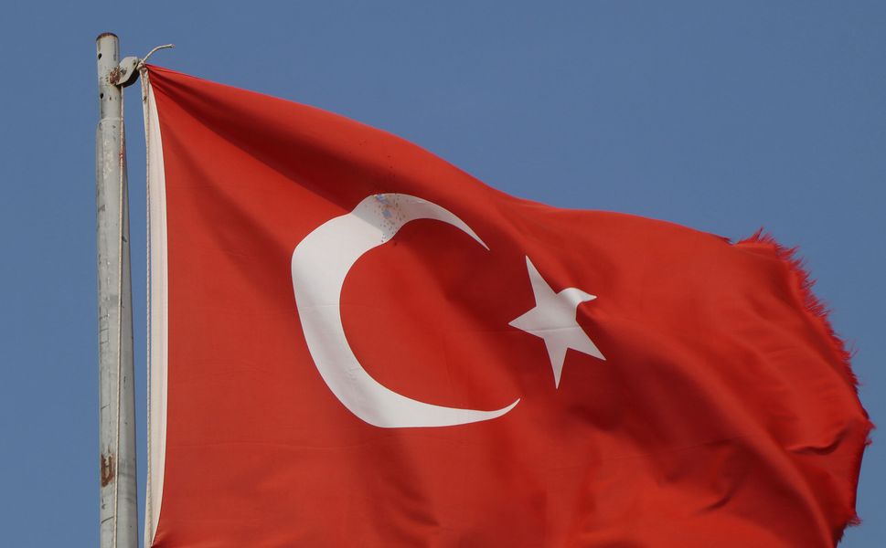 Türk bayrağına tüfekle zarar verildi
