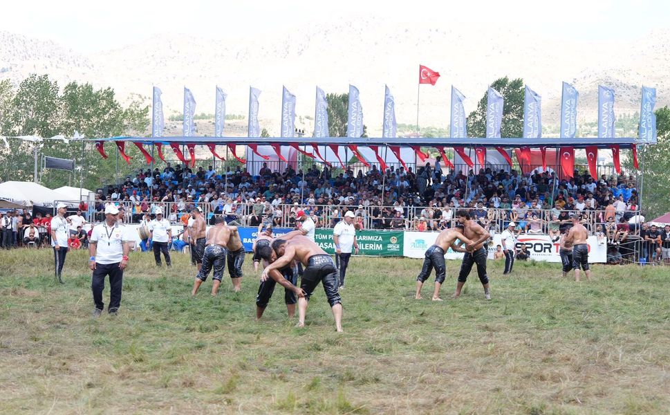 20. Geleneksel Gökbel Yağlı Pehlivan Güreşleri büyük bir coşkuyla tamamlandı