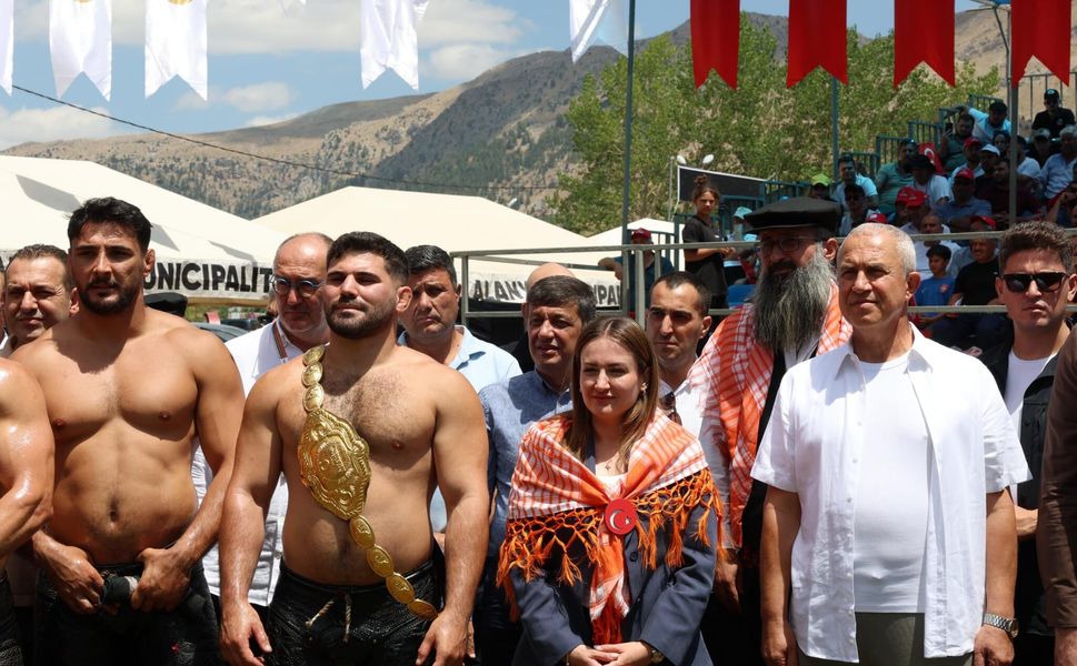 Başkan Vekili Özdemir 20. Geleneksel Gökbel Yağlı Pehlivan Güreşleri’ne katıldı