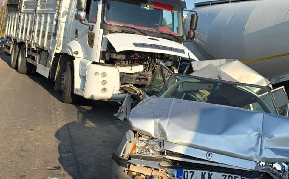 Antalya Serik'te zincirleme kaza: 2 Yaralı