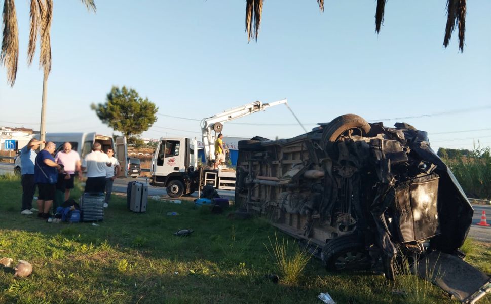 Manavgat'ta üç aracın karıştığı zincirleme kaza: 17 yaralı