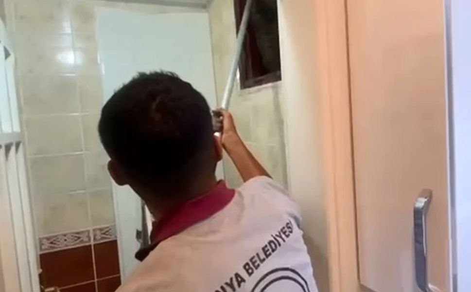 Apartmanın havalandırma bacasına düşen kedi kurtarıldı