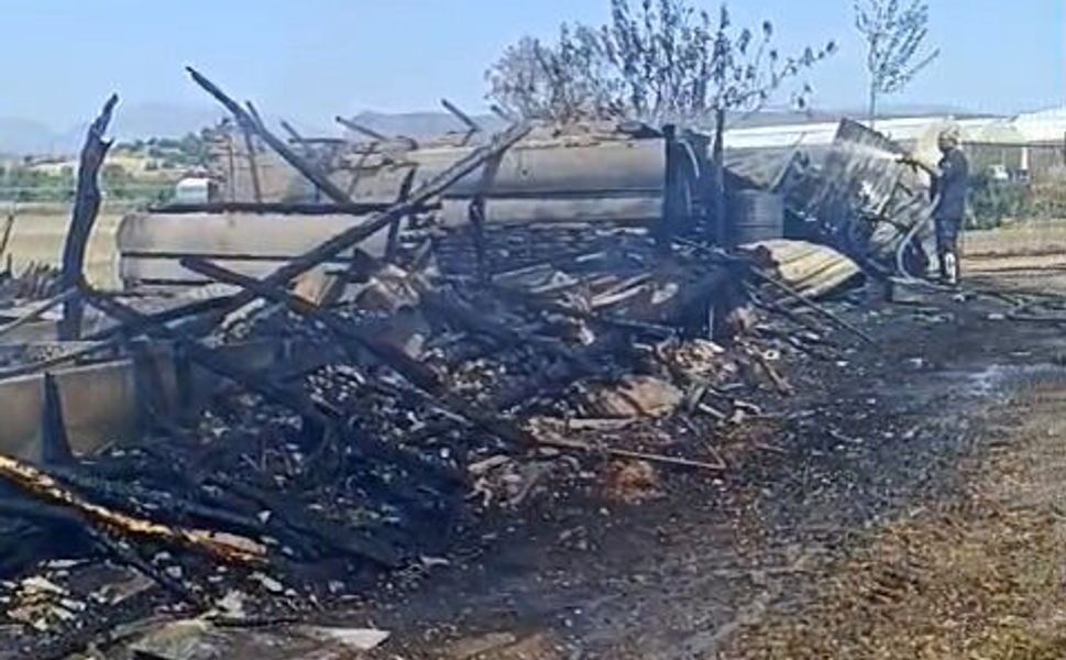 Anız yangınında alevler ağıllara sıçradı; 4 bin saman balyası ile 4 ton fenni gübre yandı