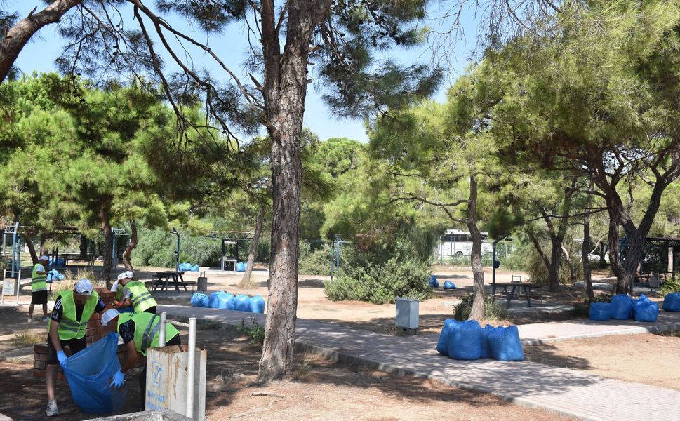 Antalya'da hükümlülerden gönüllü çevre temizliği