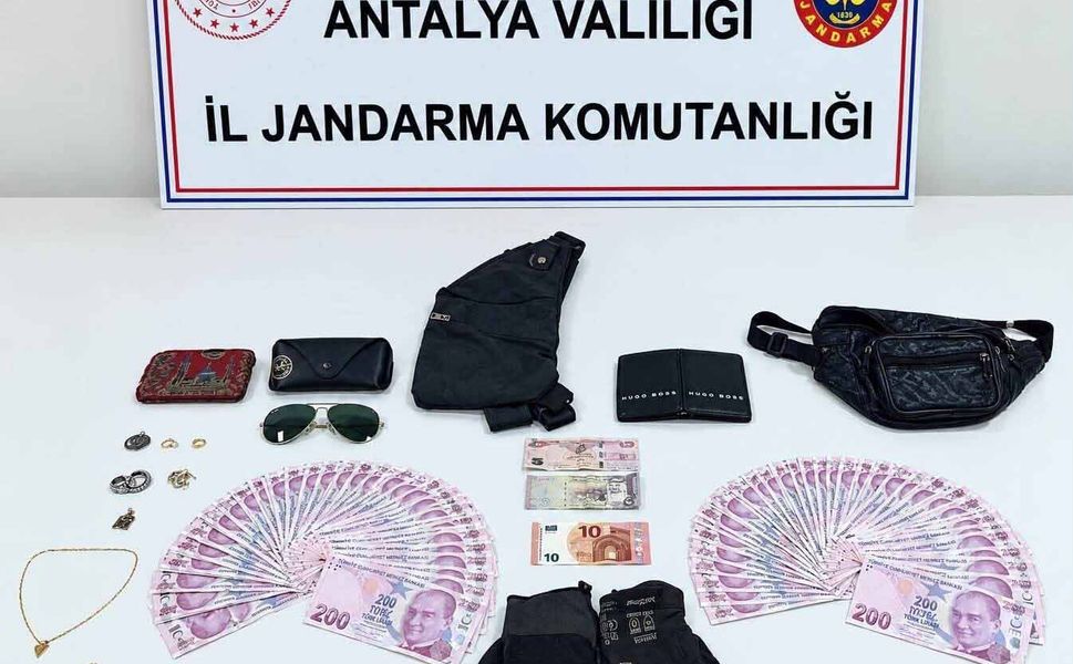 Araçtan hırsızlık şüphelileri yakalandı: 2 tutuklu
