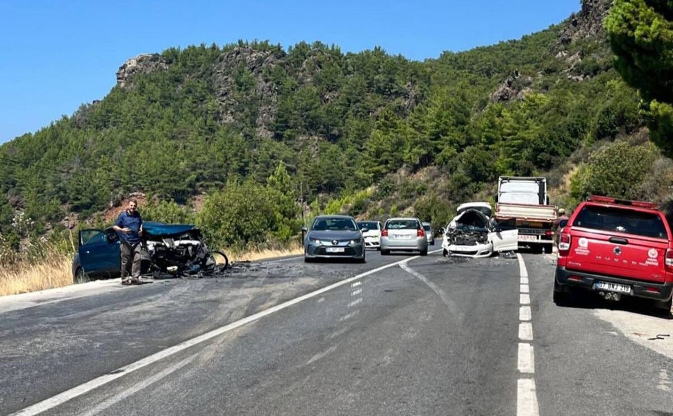 Gazipaşa'da 2 otomobil kafa kafaya çarpıştı: 4 yaralı