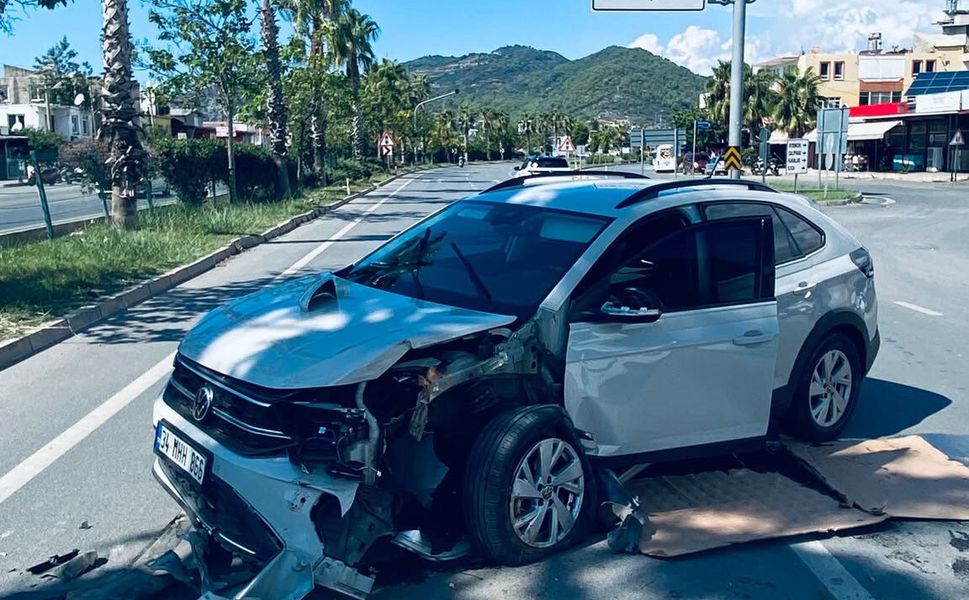 Gazipaşa'da otomobil refüjdeki ağaca çarptı: 1 yaralı