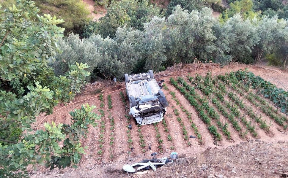Gazipaşa'da ticari araç tarlaya uçtu: 2 yaralı