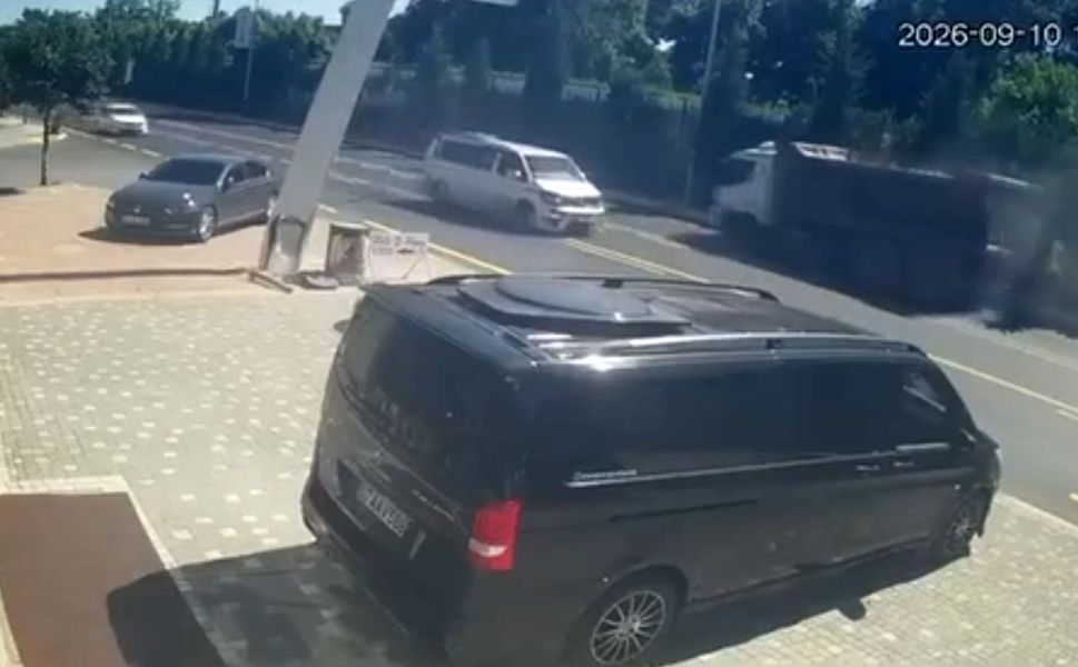 Kamyonun fırlayan tekerleği tabelaya çarptı