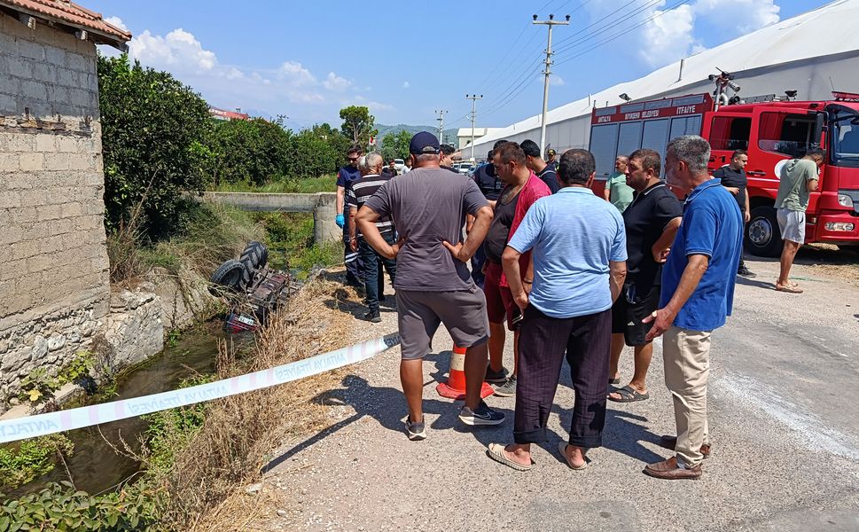 Kanala devrilen traktörün sürücüsü öldü