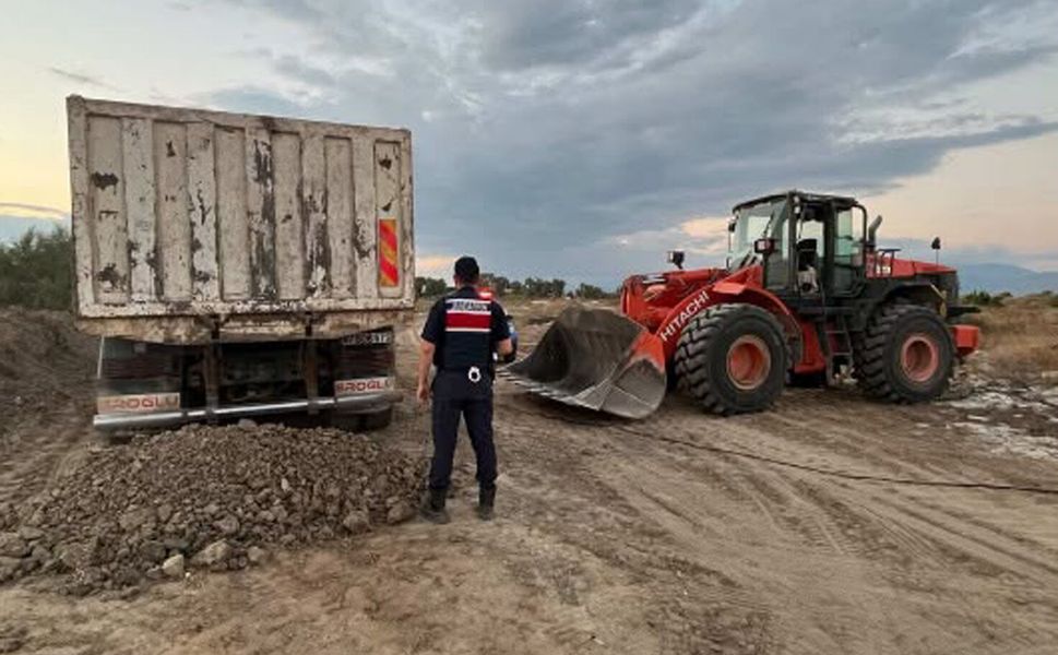 Manavgat'ta kum hırsızlığına suçüstü: 3 gözaltı