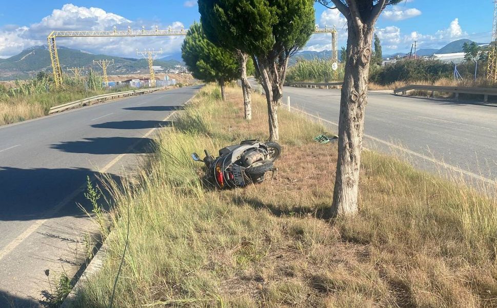Motosiklet refüje devrildi, sürücü yaralandı