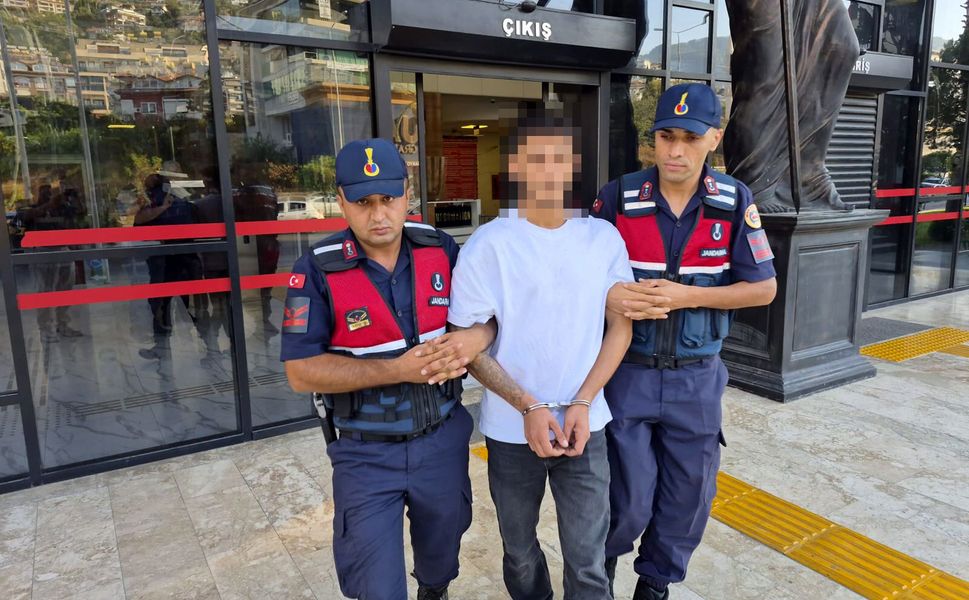 Polise silah doğrultan şüpheli tutuklandı