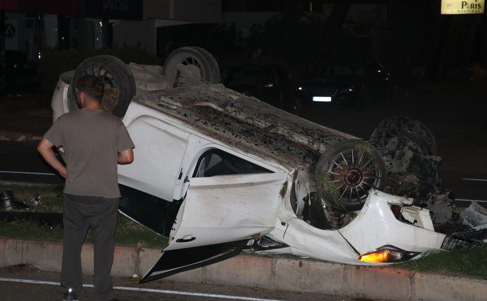 Refüje çarpan otomobil takla attı