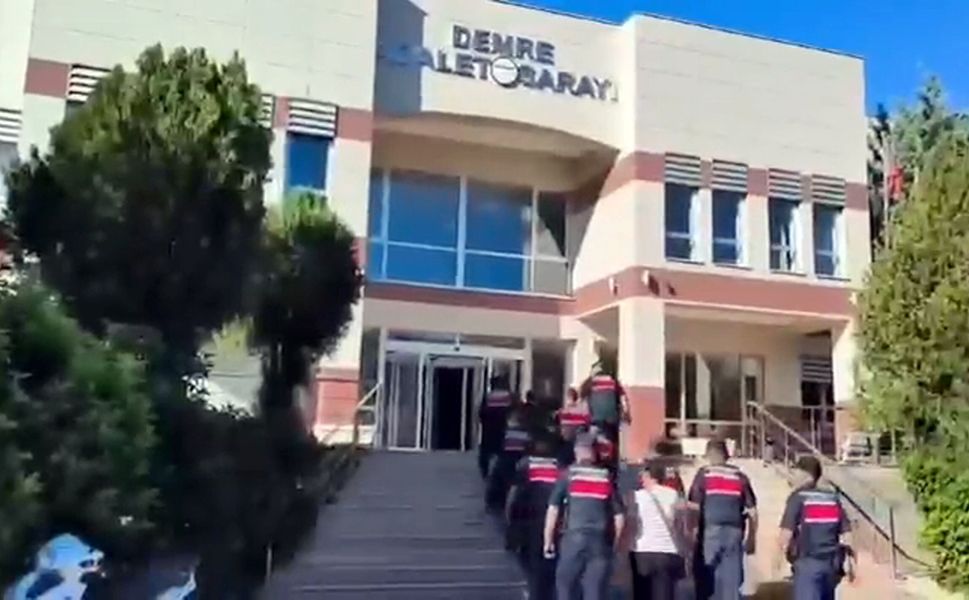 Sahte bungalov ve villa ilanıyla dolandırıcılık yapan 2 şüpheli tutuklandı
