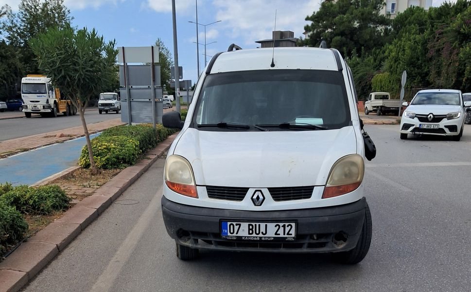 Taksi ile ticari araç çarpıştı