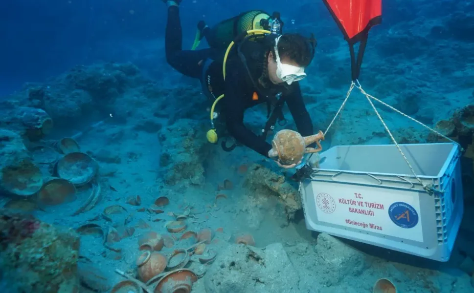Akdeniz'in derinliklerinden 2 bin 100 yıllık sofra takımları çıkarılıyor