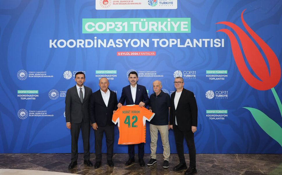 Alanyaspor’dan Bakan Murat Kurum’a özel forma takdimi